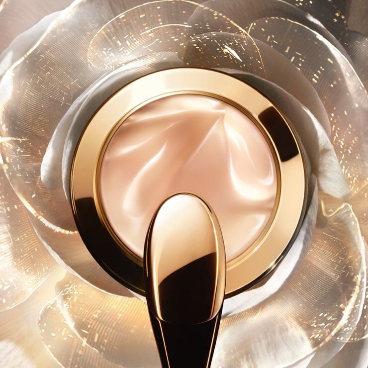 Overhead view of Lancome Absolue L'Extrait cream with applicator