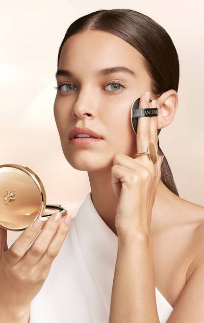 Model applying Absolue Cushion Foundation, hydrating cushion foundation for a luminous finish