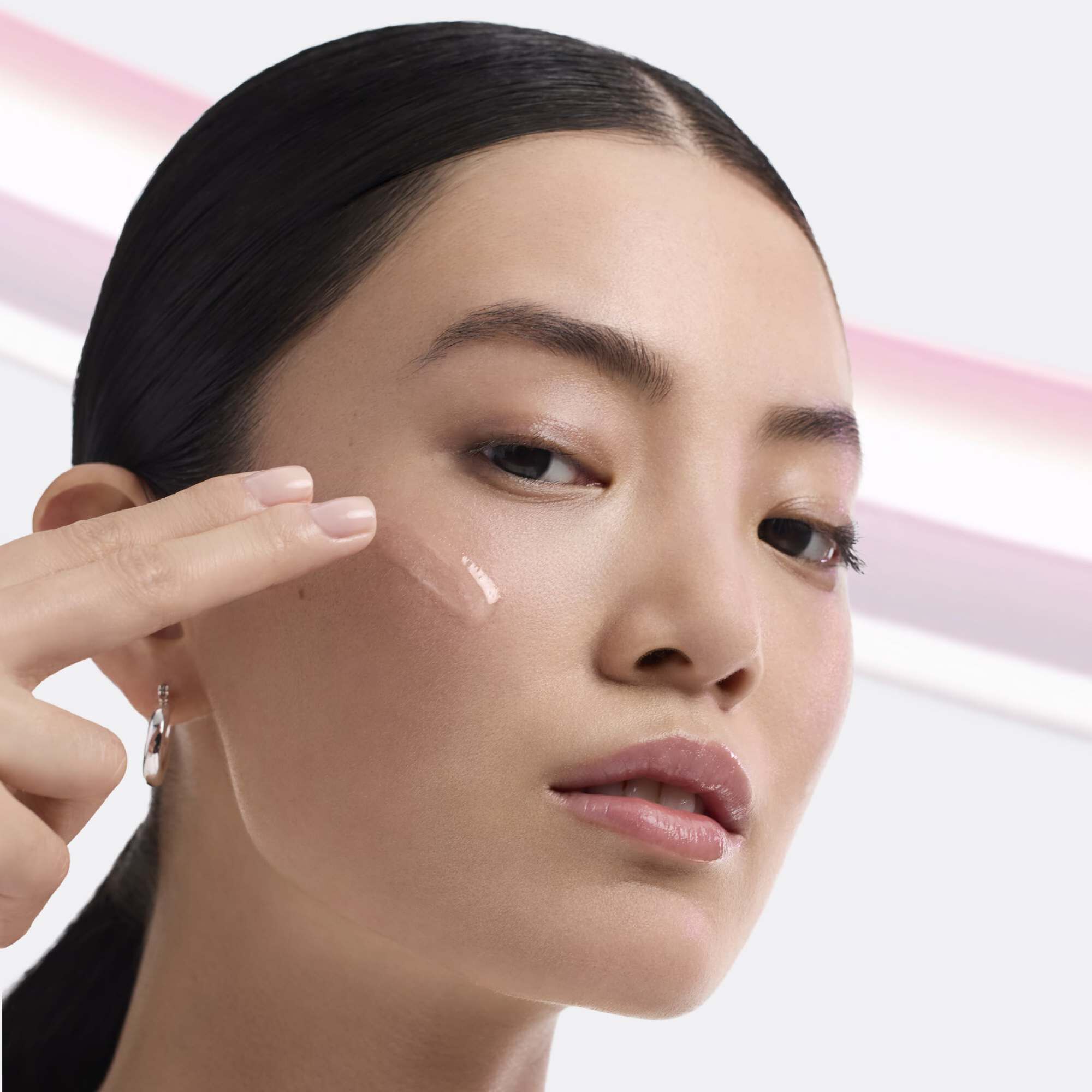 Before and after comparison of a woman’s face showing visible improvement in skin hydration and smoothness after using Tonique Confort.