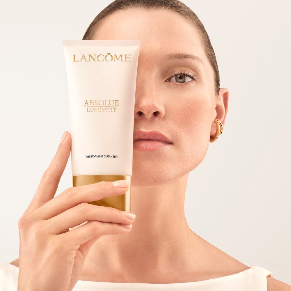 Model with animated lines on the chin
