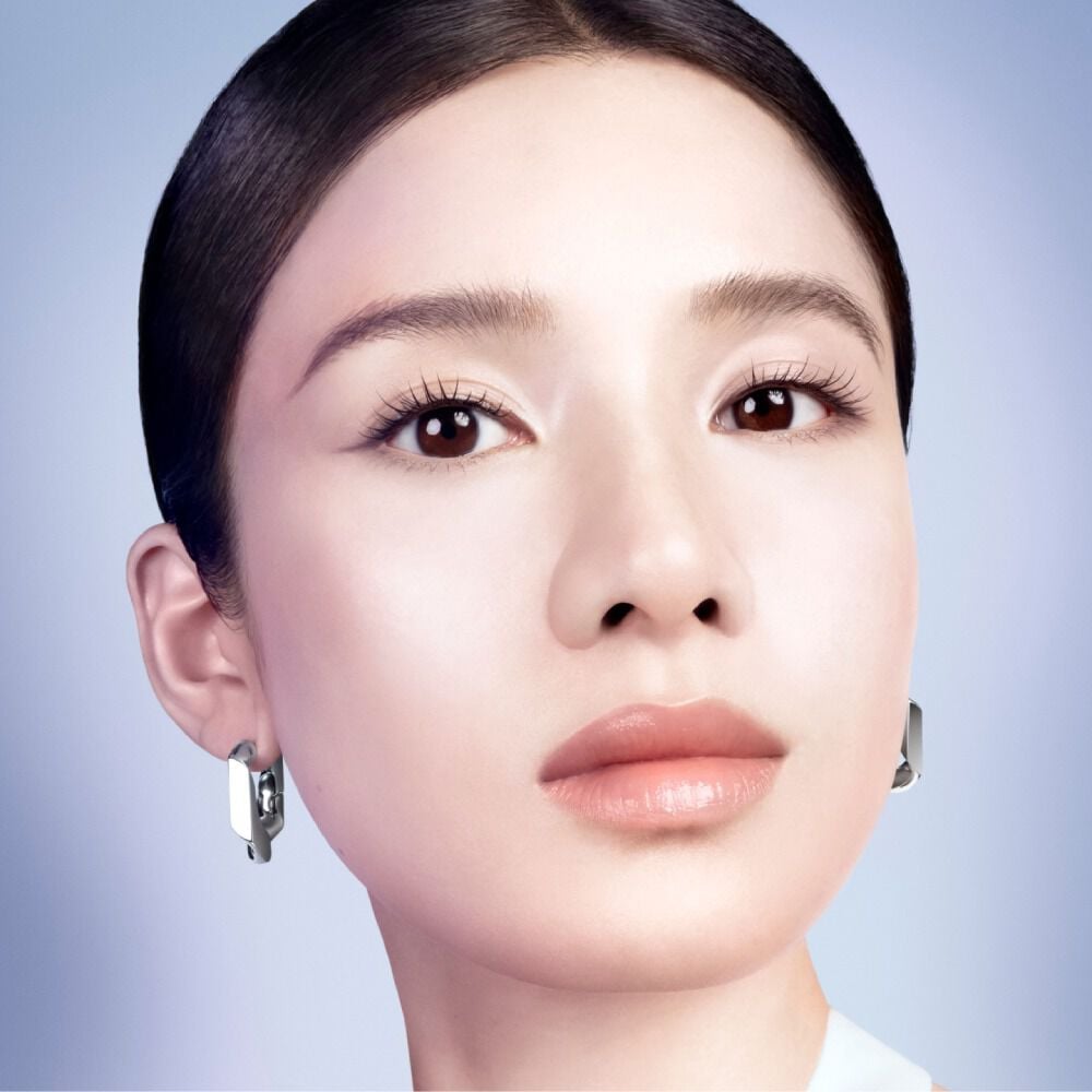 Model with animated lines on the chin